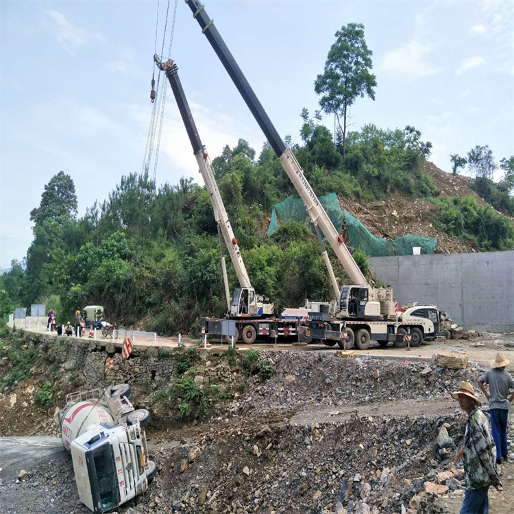 资兴汽车掉沟里叫吊车救援要多少钱